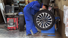 «Время переобуваться!» — москвичам рекомендовали сменить резину авто на летнюю