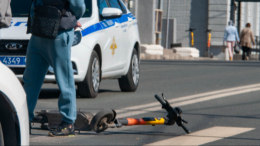 В Петербурге вычислили самокатчика, который сбил ребенка на «зебре»