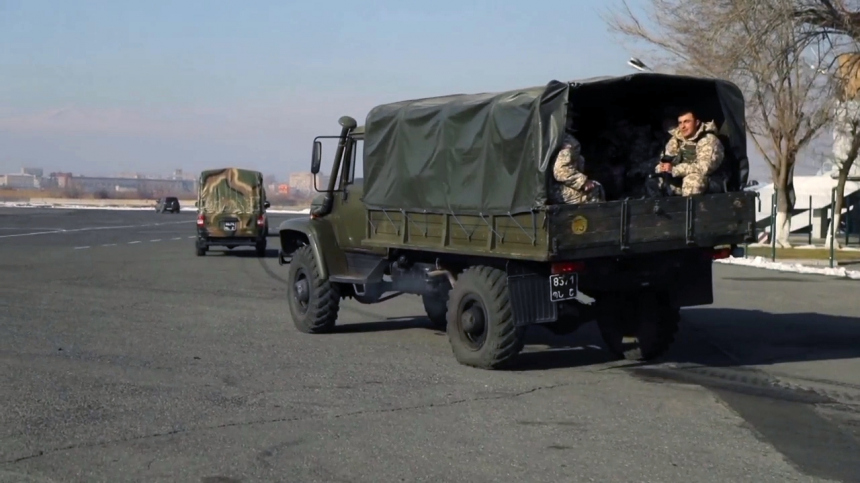 «Сосредотачивает силы»: в Азербайджане сообщили о движении армянской техники к границе