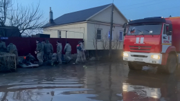 Сотрудник МВД вынес на спине инвалида из затопленного дома в Орске