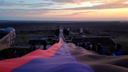 Молодежь развернула флаг ДНР в честь 10-летия провозглашения республики
