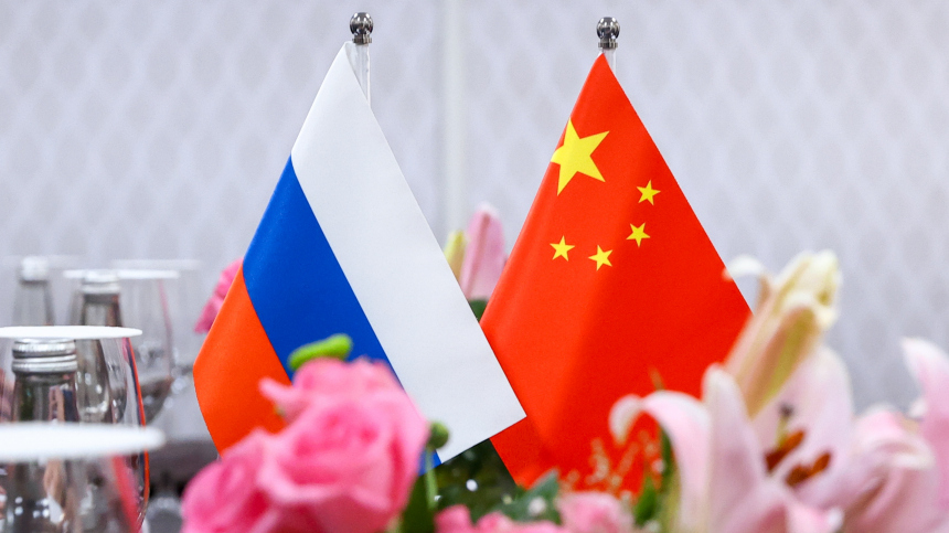 Китай резко отреагировал на заявления США о помощи России: «Не должны очернять»