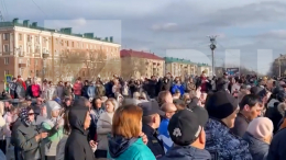 Сотни жителей Орска собрались у здания администрации города
