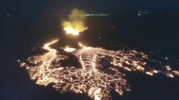 Опубликованы новые кадры мощного извержения вулкана в Исландии