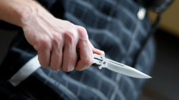Неизвестный с ножом набросился на полицейских в Уфе