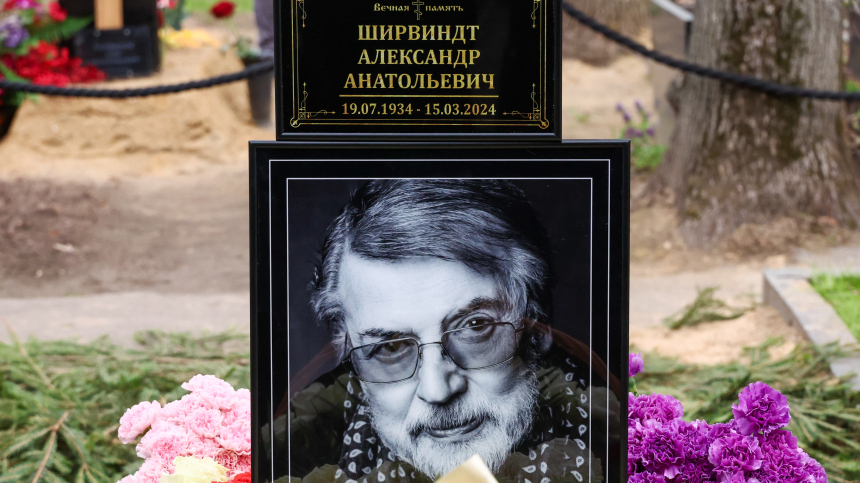 На могиле портрет и белые розы: урну с прахом Александра Ширвиндта захоронили