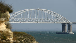 Движение по Крымскому мосту приостановлено, объявлена воздушная тревога