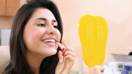 Почему зубы меняют цвет и как вернуть белизну улыбки