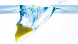 Может привести к раку: кому опасно пить воду с лимоном