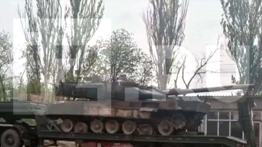 Появились кадры транспортировки подбитого в зоне СВО танка Leopard