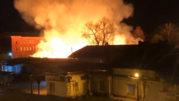 Крупный пожар вспыхнул в производственном здании в Подмосковье