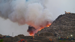 В Индии горит «мусорный эверест», грозя экологической катастрофой
