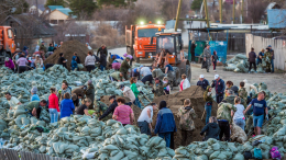 МЧС задействовало тяжелую технику для доставки питания в Тюменскую область