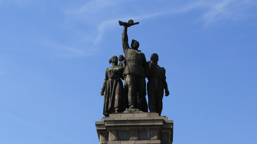 В Софии возобновили демонтаж памятника Красной армии