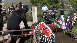 Погибших в результате нападения полицейских похоронили с почестями в КЧР