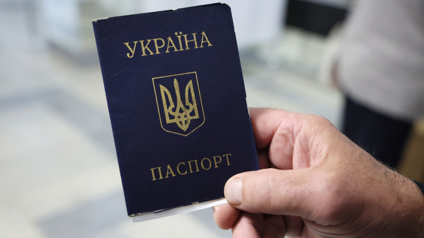 «Депортация пушечного мяса»: сотни украинцев заблокировали паспортный пункт в Варшаве