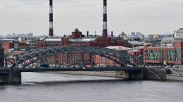Не прокатило: черный Porsche пытался проехать по разведенному мосту в Петербурге