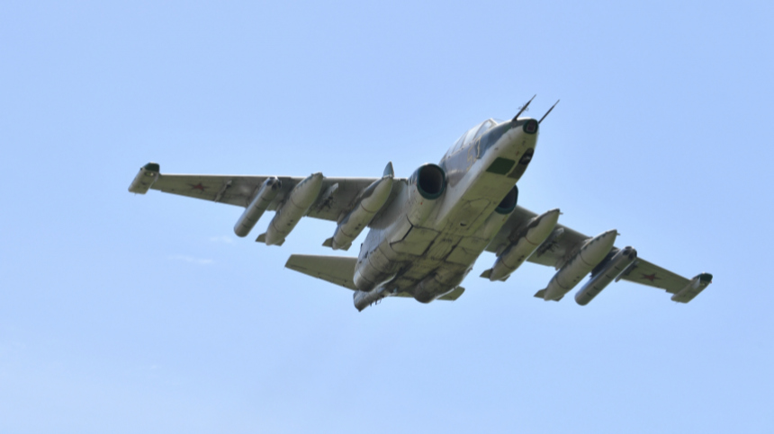Удары с воздуха: экипажи Су-25 и Ка-52 громят опорные пункты ВСУ