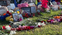 Люди несут цветы к мемориалу на 40-й день с теракта в «Крокусе»