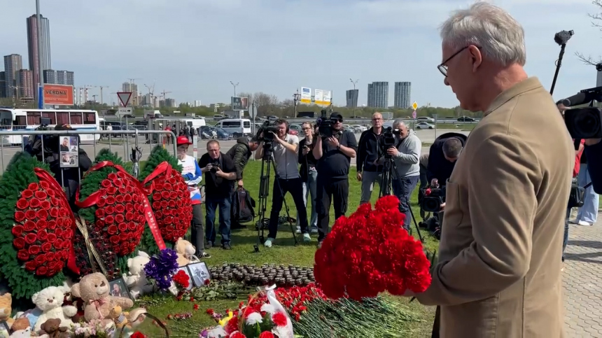 Двукратный олимпийский чемпион по хоккею Фетисов возложил цветы к мемориалу возле «Крокуса»