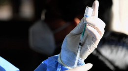 «Изначально были проблемы»: компанию AstraZeneca обвинили в массовых смертях из-за вакцины от COVID