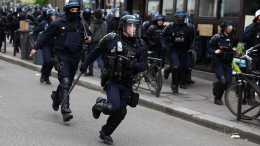 Булыжники и фейерверки: первомайская демонстрация в Париже переросла в беспорядки