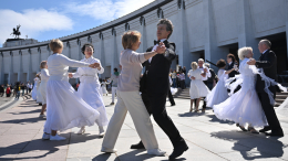 Танцевальный флешмоб «Вальс Победы» прошел на Поклонной горе в Москве