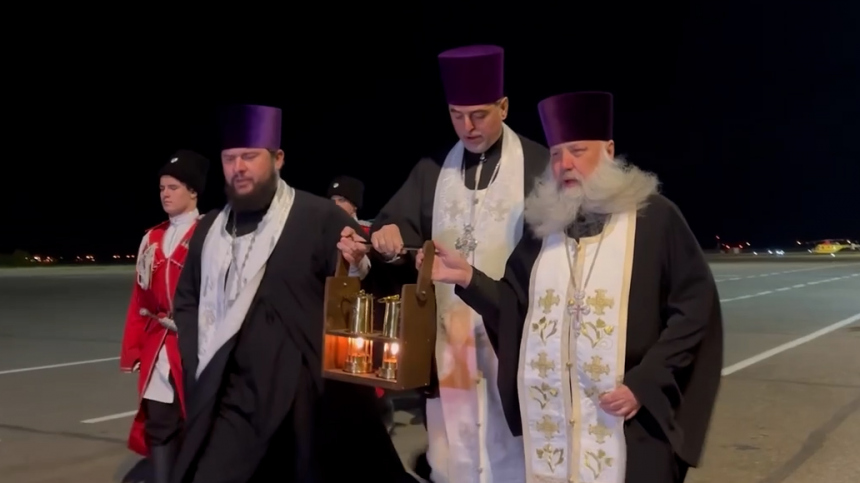 Частицу Благодатного огня доставили из Иерусалима в Россию