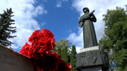 Вопреки всем запретам. Тысячи латышей возложат цветы к воинским захоронениям 9 Мая