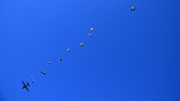 Западные СМИ сообщили о пострадавших военных НАТО во время прыжков с парашютами