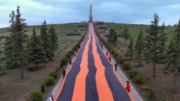Память жива: в ДНР развернули 300-метровую георгиевскую ленту в честь Дня Победы