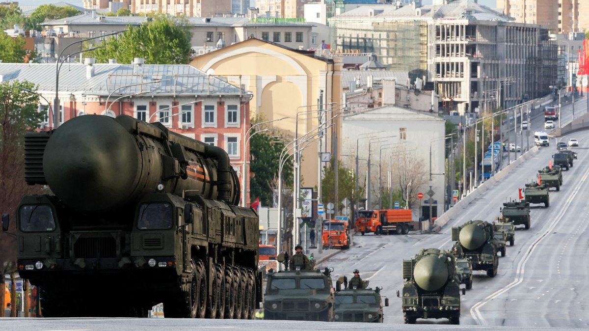 Танки снега не боятся: военную технику готовят к отправке на Красную площадь