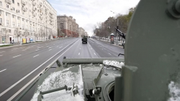 «Выехали на Садовое кольцо» — кадры проезда военной техники с бронеавтомобиля