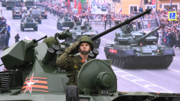 Участвующая в параде Победы техника начала движение по Красной площади