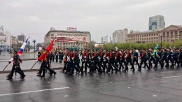 Дождь и слякоть не страшны: как Парад Победы прошел в городах Дальнего Востока