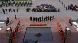 Путин и иностранные лидеры возложили цветы к Могиле Неизвестного солдата