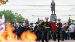 В Севастополе прошел митинг у Мемориальной стены в честь двойного праздника