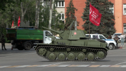 В Мелитополе по центральной улице прошел танк Т-70 в День Победы