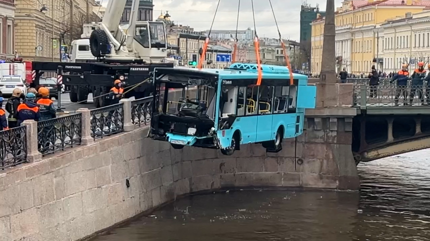 В истории падения автобуса в Питере есть два момента.