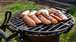 Жарим колбаски для гриля: как выбрать вкусную замену шашлыку в сезон пикников