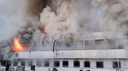 Находящийся на ремонте теплоход «Ломоносов» загорелся в Архангельске
