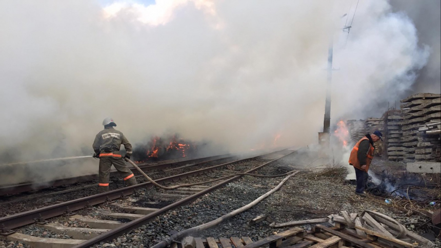 Пожар произошел на месте схода вагонов в Волгоградской области
