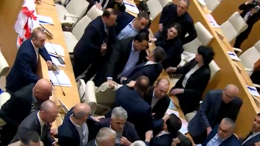Депутаты подрались в парламенте Грузии в ходе рассмотрения проекта об иноагентах