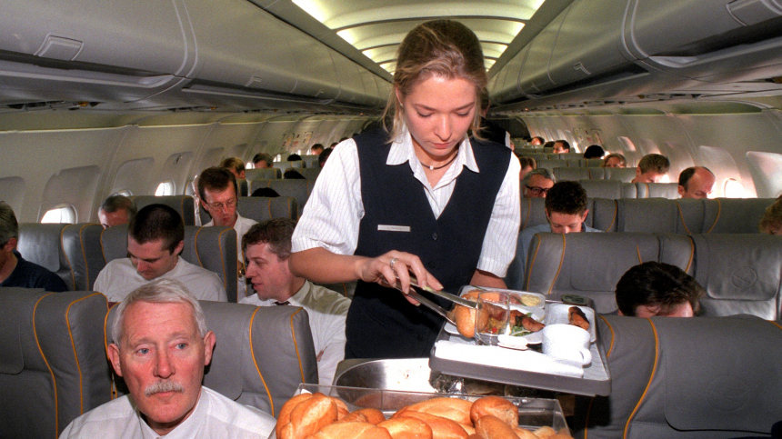 «Мнимая польза»: что ни в коем случае нельзя есть и пить в самолете