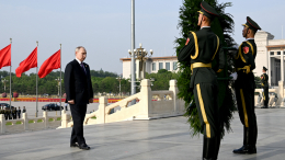 Путин возложил венок к памятнику советским воинам в Харбине