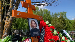 Могила утопает в цветах: журналиста Максима Кононенко похоронили