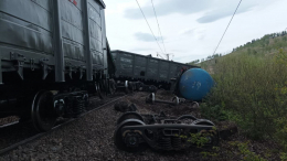 Пять вагонов грузового поезда сошли с рельсов в Красноярском крае