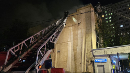 Мощный пожар охватил торгово-офисное здание в Москве