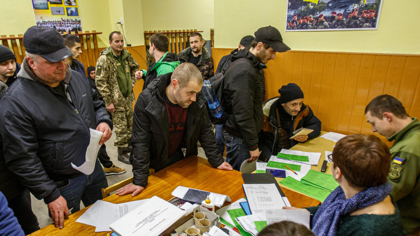 На Украине обязали работодателей доставлять своих сотрудников в военкоматы