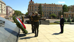 Путин возложил венок к монументу Победы в Минске